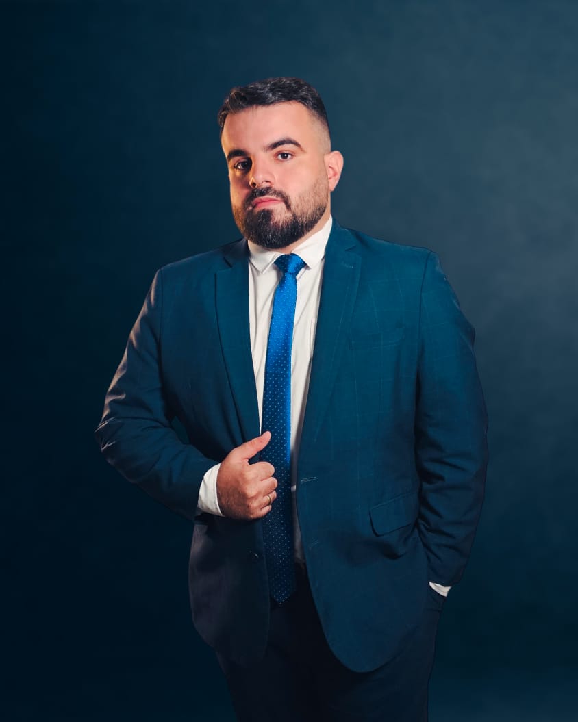 Advogado especialista em direito imobiliário atendendo um cliente