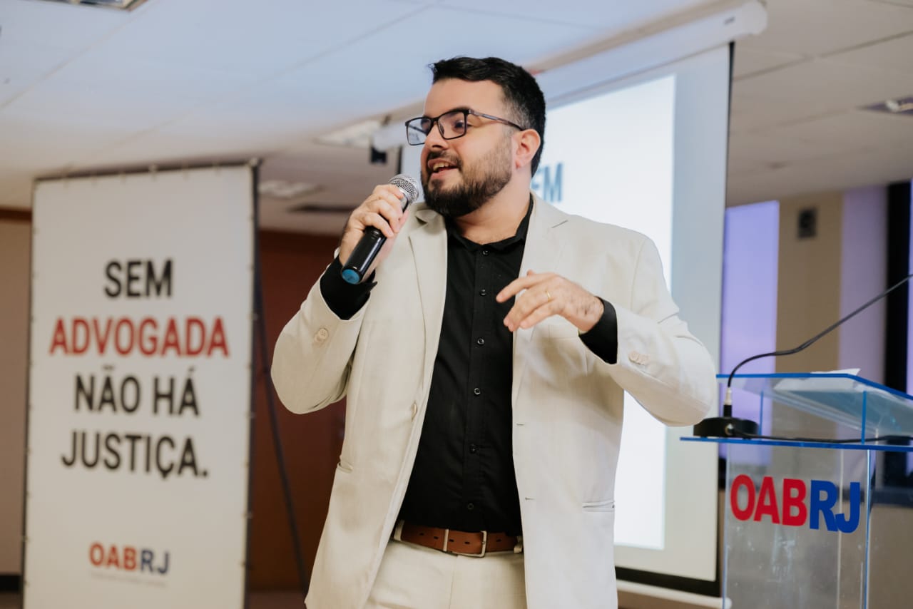 Retrato profissional do advogado especialista em direito imobiliário